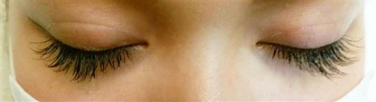 沖縄まつげエクステ・那覇まつげエクステ施術後の写真：真ん中を長めに黒め強調